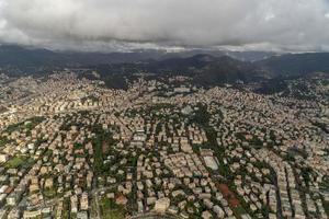 Vue aérienne de Gênes avant d'atterrir par temps nuageux photo