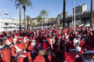 Gênes, Italie - 22 décembre 2019 - promenade traditionnelle du père noël photo