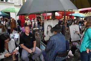 paris, france - 6 octobre 2018 - artiste et touriste à montmartre photo