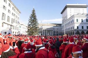 Gênes, Italie - 22 décembre 2019 - promenade traditionnelle du père noël photo