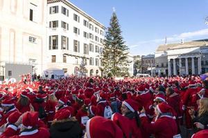 Gênes, Italie - 22 décembre 2019 - promenade traditionnelle du père noël photo