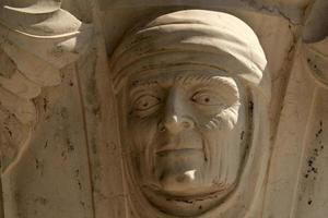 Venise, Italie - 15 septembre 2019 - doge palais ducal capitale de la colonne détail sculpture en bordure photo