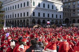 Gênes, Italie - 22 décembre 2019 - promenade traditionnelle du père noël photo