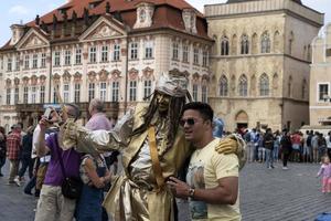 Prague, République tchèque - 16 juillet 2019 - la place de la vieille ville pleine d'artistes de rue touristiques agit comme pirate photo