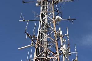 diffusion grande antenne sur ciel bleu photo