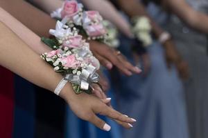 prom jeune adolescent garçons et filles mains photo