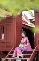 belle fille thaïlandaise en costume traditionnel thaïlandais photo