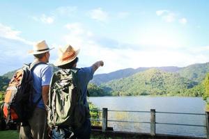 un couple asiatique âgé fait du trekking, voyage, vit une vie heureuse à la retraite en bonne santé, peut voir la nature fraîche. le concept de tourisme de santé pour les personnes âgées. avec espace de copie. photo