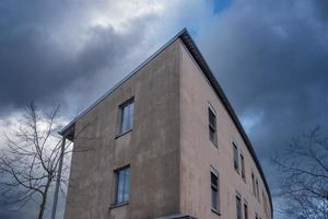 bâtiment triangulaire moderne avec des nuages photo