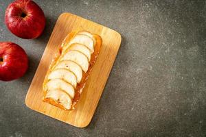 pain aux pommes émietté sur planche de bois photo