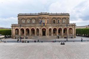 noto,italie-7 mai 2022-vue sur la magnifique cathédrale de noto depuis le bas de l'escalier pendant une journée ensoleillée photo