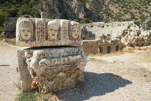 Visages de pierre dans l'ancienne ville de myra à demre, antalya, turkiye photo