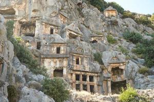 tombeaux rupestres dans la ville antique de myra à demre, antalya, turkiye photo