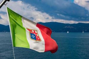 drapeau marin italien tissant sur la mer photo