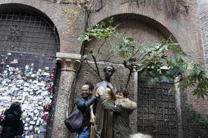 Vérone, Italie - 7 décembre 2017 - visite touristique de la maison de Roméo et Juliette photo