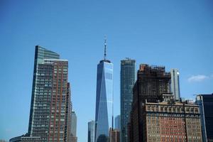 détail des gratte-ciel de new york voir le paysage urbain de l'île de la liberté de la rivière hudson photo