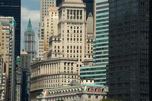 détail des gratte-ciel de new york voir le paysage urbain de l'île de la liberté de la rivière hudson photo