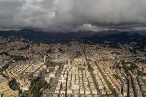 Vue aérienne de Gênes avant d'atterrir par temps nuageux photo