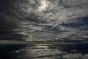 Vue aérienne de Gênes avant d'atterrir par temps nuageux photo