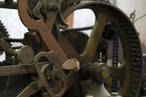 détail du mécanisme de l'horloge de la vieille tour antique photo