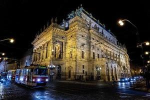 vue nocturne de la place de la vieille ville de prague photo