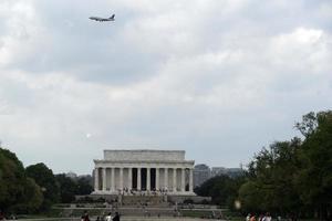 Washington DC, États-Unis - 27 avril 2019 - de nombreux touristes au mémorial de la seconde guerre mondiale photo