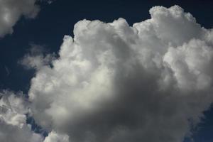 nuages blancs en été. nuages dans le ciel bleu. détails météorologiques. photo