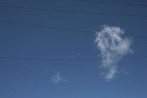 nuage dans le ciel. ciel d'été. beaucoup d'air. photo