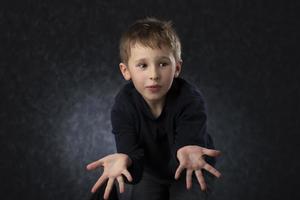 petit garçon drôle montre ses mains.enfant à quatre ans. photo