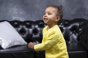 petite fille afro-américaine joue à la maison. photo