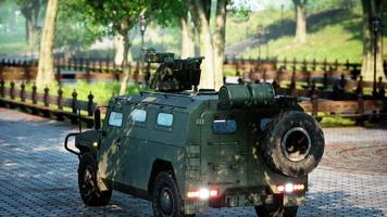 voiture militaire blindée dans la grande ville photo