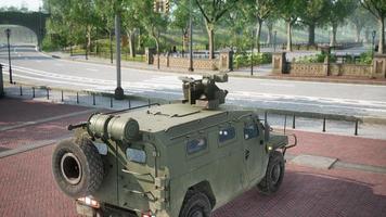 voiture militaire blindée dans la grande ville photo