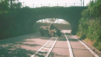 voiture militaire blindée dans la grande ville photo