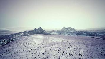 steppe désertique sombre d'hiver spectaculaire sur un plateau de montagne des hautes terres photo