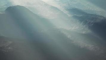 chaînes alpines enveloppées dans le brouillard du matin photo