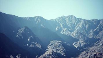 vue sur les montagnes afghanes dans le brouillard photo