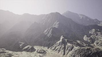 vue sur les montagnes afghanes dans le brouillard photo