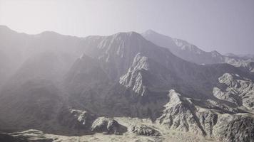 vue sur les montagnes afghanes dans le brouillard photo