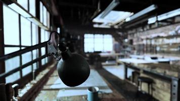 le bureau de travail dans l'atelier du bois photo