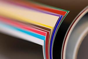 rouleau de feuilles de vinyle de différentes couleurs, mise au point sélective. photo