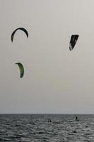 planche à voile, kitesurf, sports nautiques et éoliens propulsés par des voiles ou des cerfs-volants photo