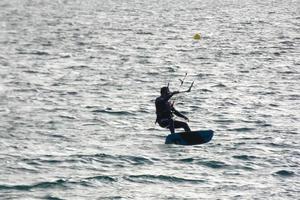 planche à voile, kitesurf, sports nautiques et éoliens propulsés par des voiles ou des cerfs-volants photo