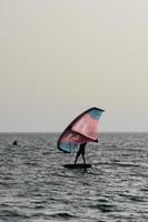 planche à voile, kitesurf, sports nautiques et éoliens propulsés par des voiles ou des cerfs-volants photo