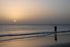 Coucher de soleil sur la mer, coucher de soleil en automne sur la plage de zahara de los atunes, Cadix, Andalousie, espagne photo