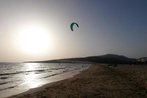 planche à voile, kitesurf, sports nautiques et éoliens propulsés par des voiles ou des cerfs-volants photo