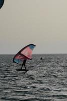 planche à voile, kitesurf, sports nautiques et éoliens propulsés par des voiles ou des cerfs-volants photo