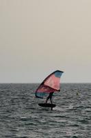 planche à voile, kitesurf, sports nautiques et éoliens propulsés par des voiles ou des cerfs-volants photo