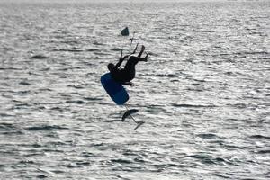 planche à voile, kitesurf, sports nautiques et éoliens propulsés par des voiles ou des cerfs-volants photo