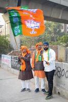 delhi, inde, 02 décembre 2022 - un partisan du bjp du parti bharatiya janata lors d'un méga road show en faveur du candidat bjp pankaj luthara déposera des documents de candidature avant les élections locales mcd 2022 photo