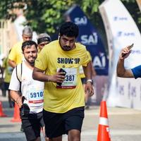 new delhi, inde - 16 octobre 2022 - course de semi-marathon vedanta delhi après covid dans laquelle les participants au marathon sont sur le point de franchir la ligne d'arrivée, semi-marathon de delhi 2022 photo